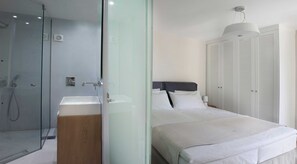 3 عدّة غرف نوم وخزنة داخل الغرفة ومكتب ومكواة/لوح كي