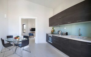 Fridge, oven, stovetop, dishwasher