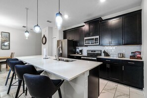 Fridge, microwave, oven, stovetop - Charming Championsgate 4/3 pool water park (Davenport)