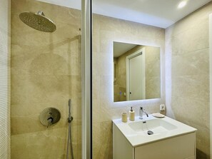 Shower, hair dryer, towels - Sunrise - Shippable Apartment on the Bay (Sant Feliu de Guíxols)