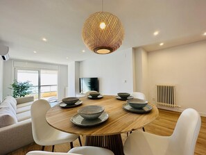 Dining - Sunrise - Shippable Apartment on the Bay (Sant Feliu de Guíxols)