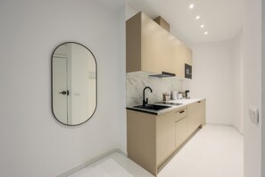 Fridge, microwave, stovetop, coffee/tea maker - Incredible Design Apartment 3ºED (Madrid)
