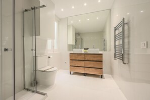 シャワー、ヘアドライヤー、タオル