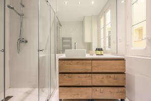 Ducha, secador de pelo y toallas