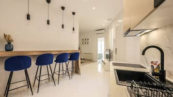 Een koelkast, een magnetron, een koffiezetapparaat/waterkoker