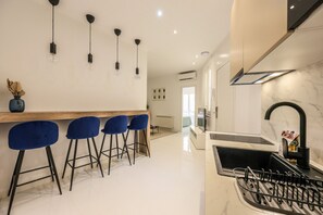 Jääkaappi, mikroaaltouuni, liesi, kahvin-/teenkeitin