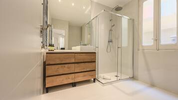 Ducha, secador de pelo y toallas