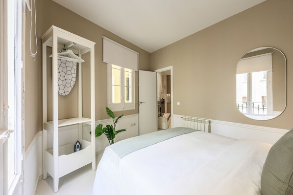 2 makuuhuonetta, memory foam -patjalliset sängyt, silitysrauta/-lauta