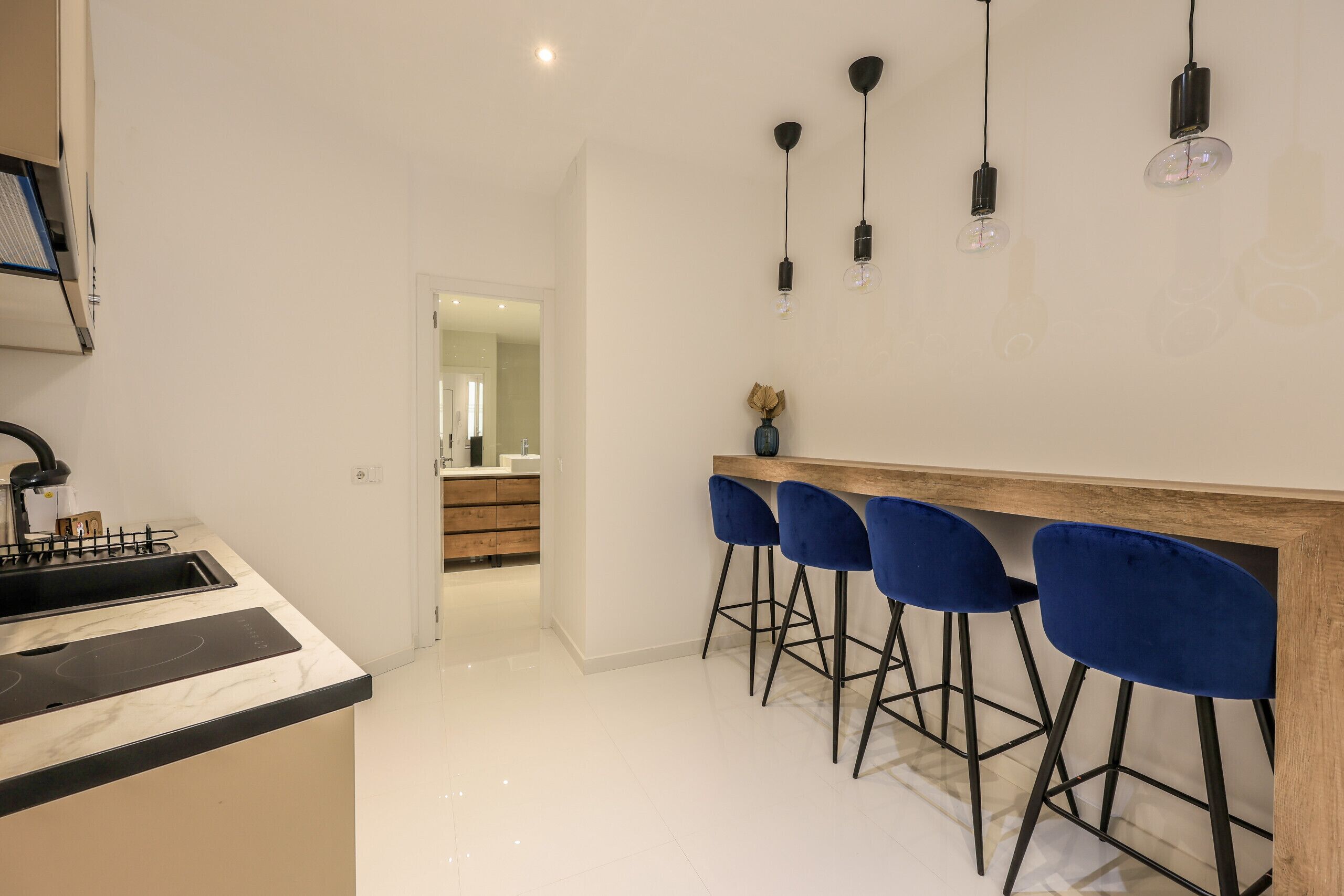 Frigorífico, microondas, cafetera o tetera y hervidor eléctrico