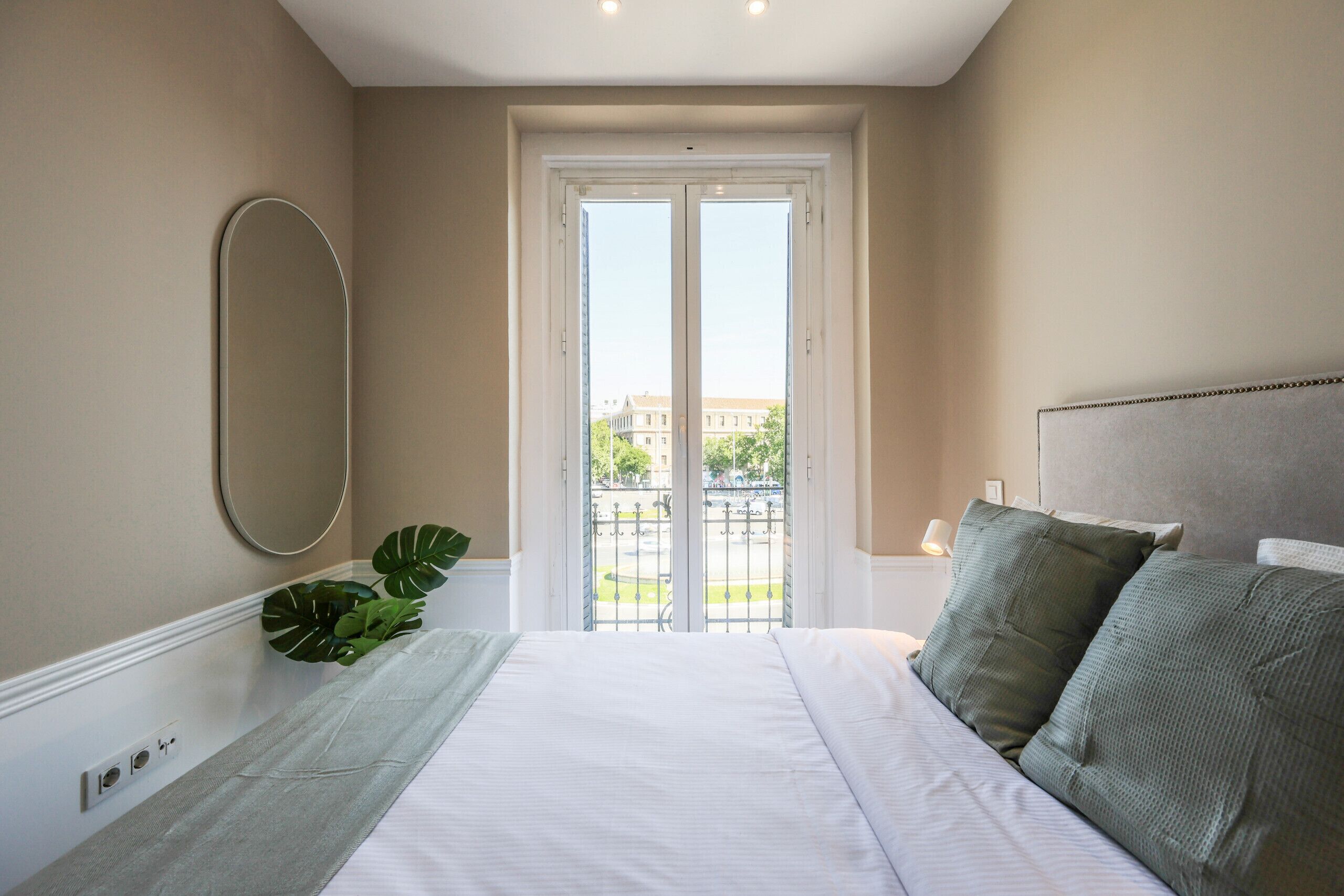 2 Schlafzimmer, Betten mit Memory-Foam-Matratzen, Bügeleisen/Bügelbrett