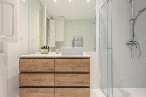 Dusj, hårføner, håndklær og såpe