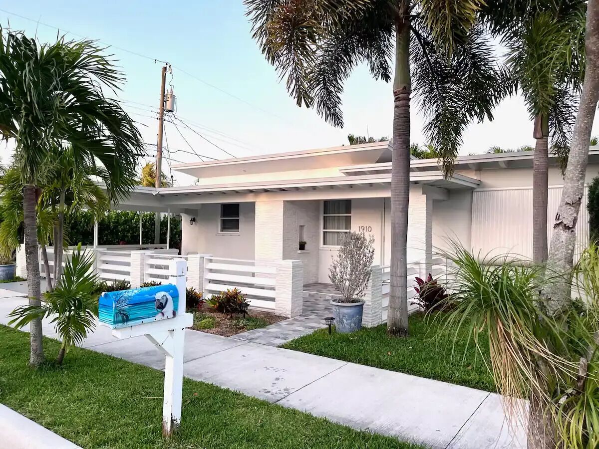 The Paloma-Mid-Century Modern 2-Bedroom Home - Beach Passes