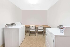 Interior - Super 8 by Wyndham Branson/Andy Williams Theatre (Queen room) (Branson)