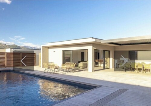 VILLA 14 PERSONNES, PISCINE CHAUFFEE 13X4 , PROCHE DES PLAGES