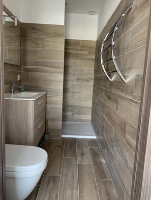 Haartrockner, Handtücher, Toilettenpapier