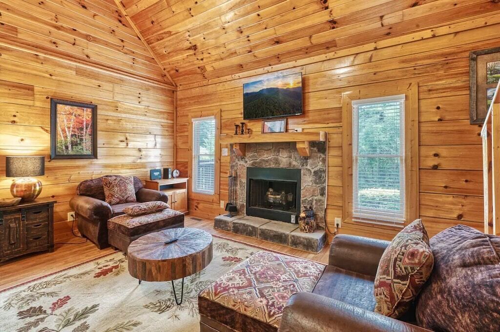 Spacious & Relaxing Retreat! HOT TUB! 2 BR +Loft