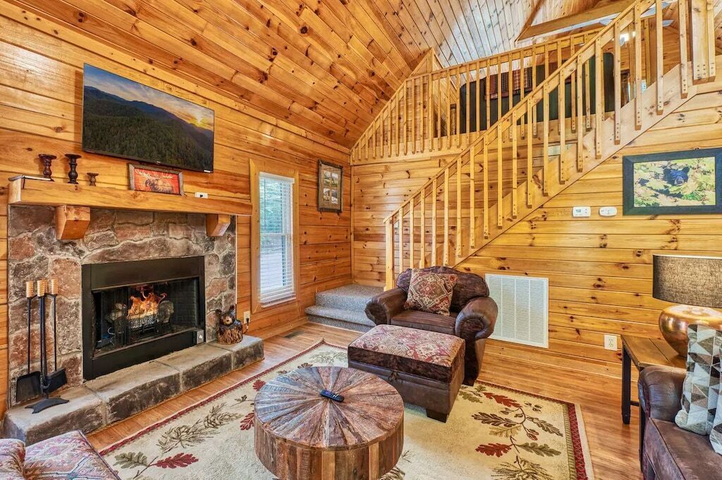 Spacious & Relaxing Retreat! HOT TUB! 2 BR +Loft