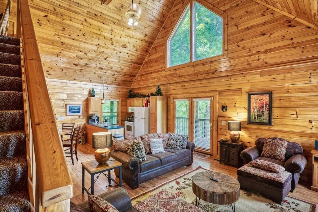 Spacious & Relaxing Retreat! HOT TUB! 2 BR +Loft