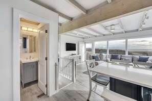 TV, table tennis - Luxurious 3 BR Cottage w/ Ocean View Balcony (Amagansett)