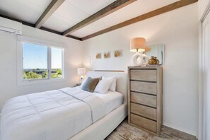 2 bedrooms, iron/ironing board, WiFi