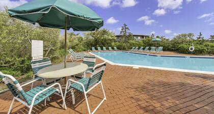 White Studio Apt w/ Balcony, Tub & Ocean view!