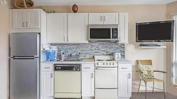 Kjøleskap, mikrobølgeovn, ovn og kokeplater