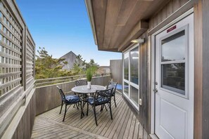 Outdoor dining - Unit 1021: Studio | 2nd Floor-Pool View | Starfish (Amagansett)