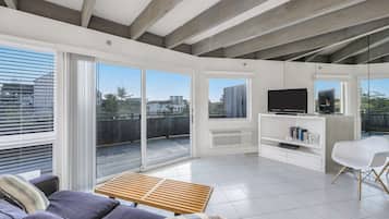 Télévision, table de tennis de table