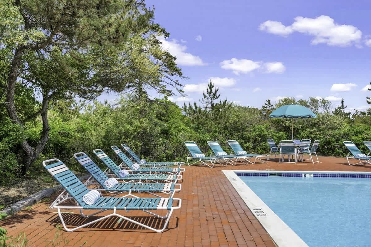 Ein Poolbereich mit Liegestühlen.