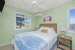 1 bedroom, WiFi - Greenery 1-Bedroom Balcony apartment w/ Tub! (Amagansett)