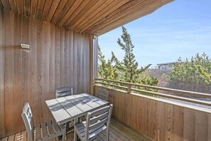 Outdoor dining - Greenery 1-Bedroom Balcony apartment w/ Tub! (Amagansett)