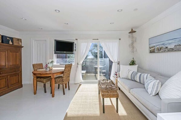 TV, offices - Unit 1713: 1-Bedroom | 1st Floor-Ocean Front | Ocean Edge (Amagansett)
