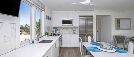 ثلاجة، ميكروويف، فرن، موقد طهي مسطح