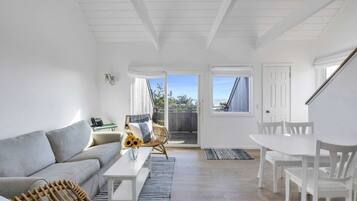 Een televisie en een tafeltennistafel