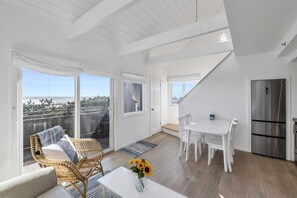 Tv och ett bordtennisbord