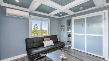 TV, tavolo da ping pong