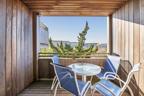 Outdoor dining - Your Quietude 1BR Beachside Home |Tennis+Pool+WiFi (Amagansett)