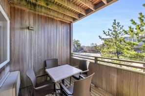 Outdoor dining - Warmth 1BR Beachside Home |Beach+Pool Access w/PKG (Amagansett)