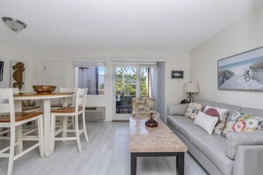 Dining - Warmth 1BR Beachside Home |Beach+Pool Access w/PKG (Amagansett)