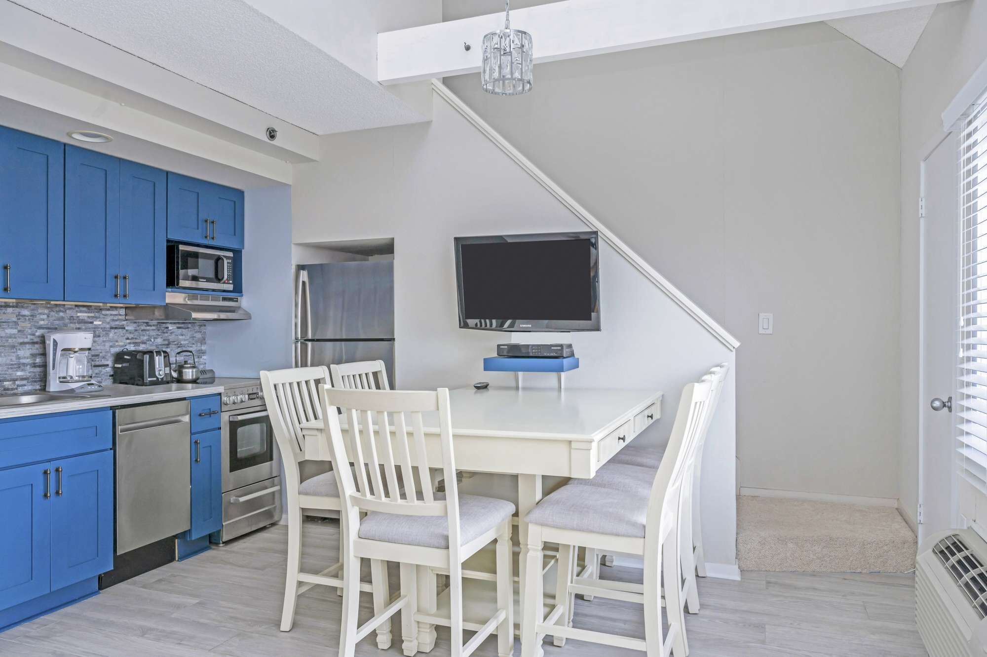 Køleskab, mikrobølgeovn, ovn, kogeplade