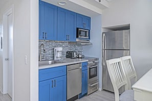 Geladeira, micro-ondas, fogão, cooktop