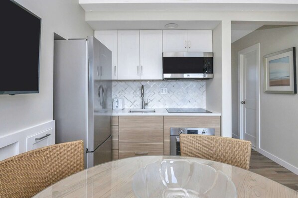 Réfrigérateur, four à micro-ondes, un four, surface de cuisson