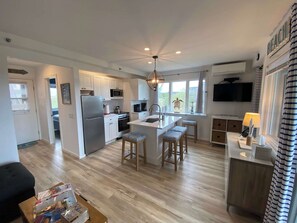 Réfrigérateur, four à micro-ondes, un four, surface de cuisson