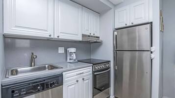 Køleskab, mikrobølgeovn, ovn, kogeplade