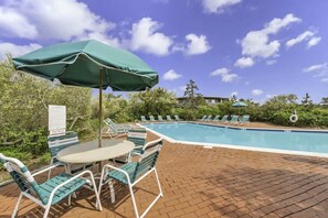 A heated pool - White Coral Blue Seaside 1 BR apt & kitchen (Amagansett)