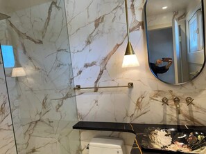 Bathtub, towels - White Coral Blue Seaside 1 BR apt & kitchen (Amagansett)