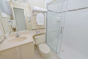 Douche, serviettes fournies