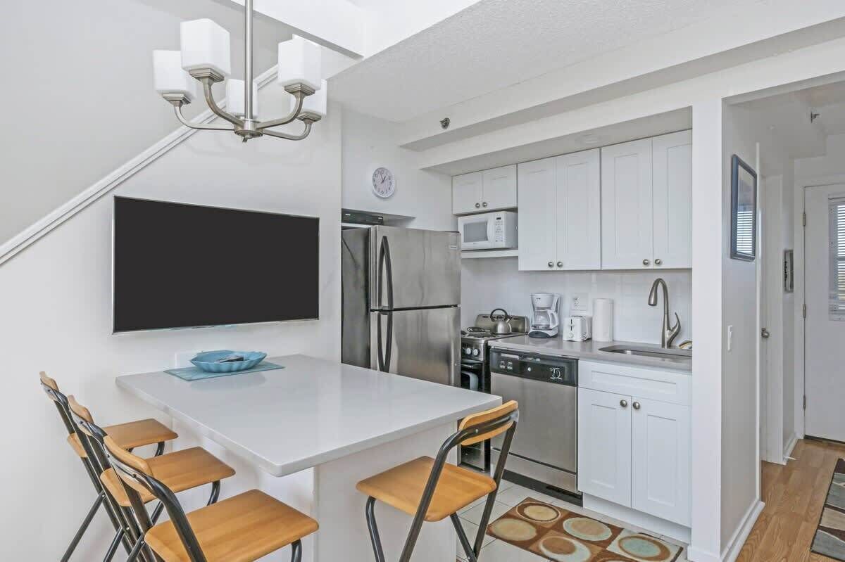 Geladeira, micro-ondas, fogão, cooktop