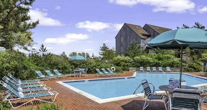 Stylish Woody Interior 1BR+Loft w/ Beach Access