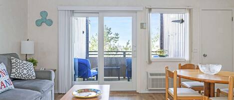 TV, tavolo da ping pong